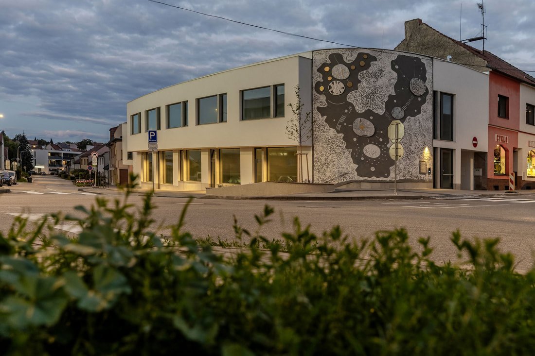 Jinak konvenčí dům získal díky sgrafitu autentický charakter