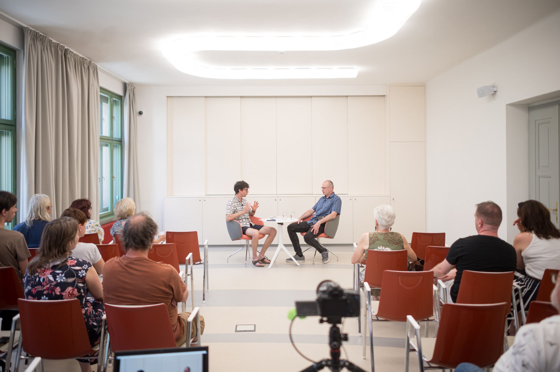 Petr Klíma a Petr Domanický. Veřejné natáčení podcastu Od západu nefouká v Semmlerově rezidenci od Adolfa Loose.