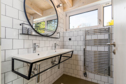 3K Architects zrekonstruovali rekreační chatu na Benešovsku na pozemku s ojedinělým severským rázem