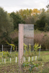 Veřejnost se zde může dozvědět více o agrovoltaice z informačních cedulek. 