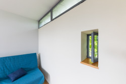 Překvapení na každém rohu: miniokénka z horních pokojů, aby bylo vidět směrem k ulici; prostorové objekty zábradlí mistra zámečníka; průhledy skrz dům všemi směry