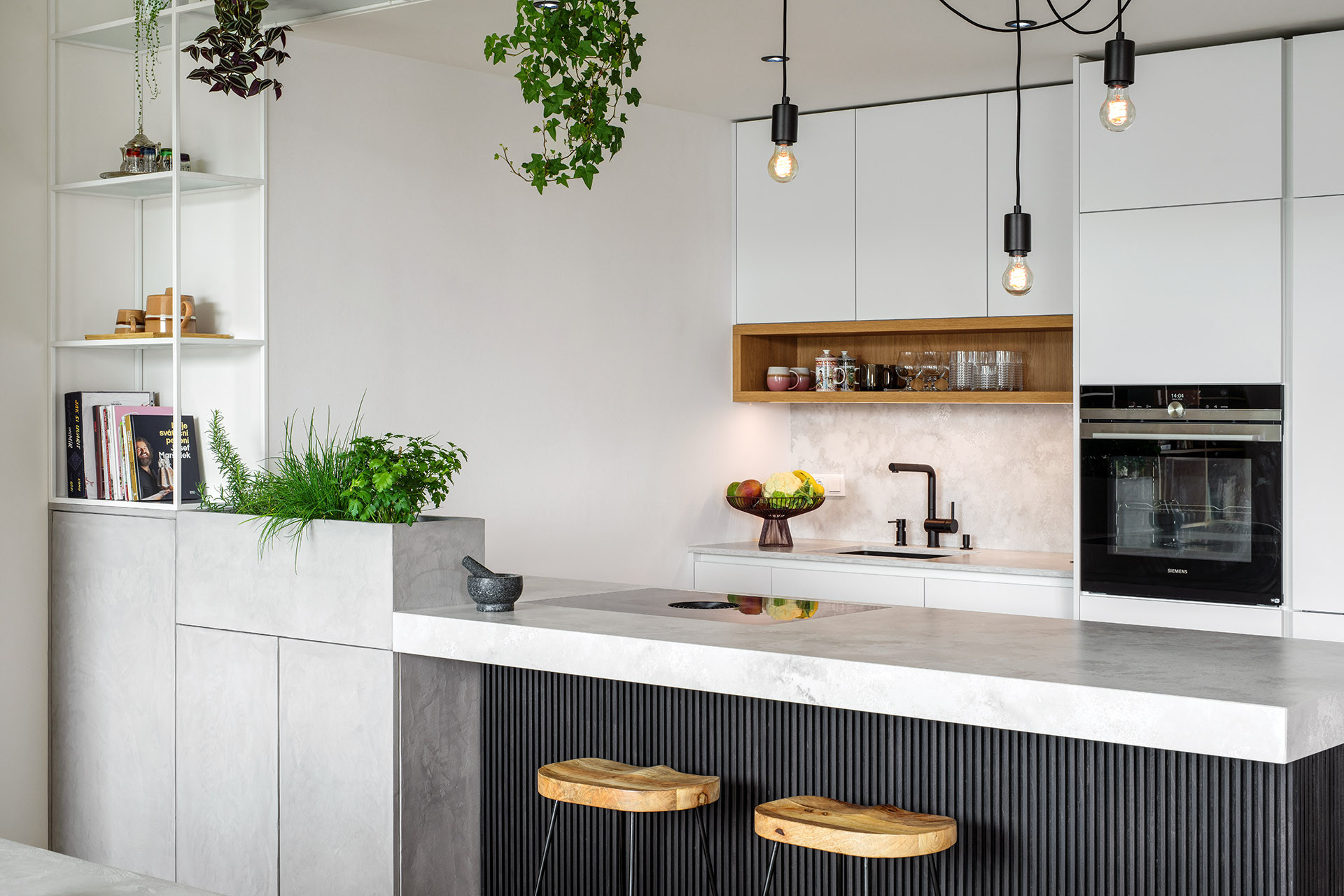 Architekta Tereza Janků je autorkou interiéru bytu v pražských Modřanech. Bytu dominují světlé barvy, přírodní materiály a nádech exotismu