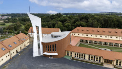 Klášter bosých karmelitek v Drastech. Architekturu navrhl ateliér AV19.