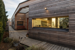 Cesta k hlavnímu vstupu z modřínových prken (Dům na Hané; MOLO Architekti)