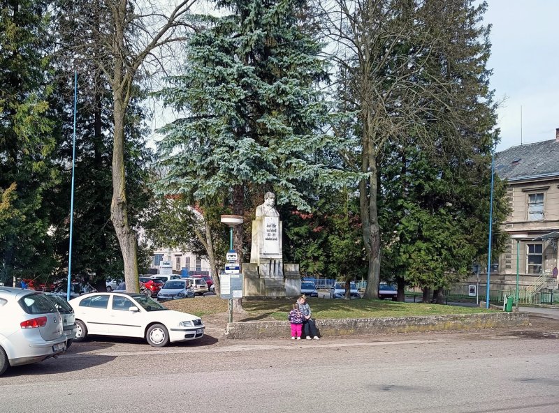 Plácek s pomníkem by mohl být kvalitním prostranstvím, teď je to spíš parkoviště