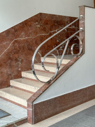 "Když jsem se přestěhoval do Prahy, začal jsem se seznamovat s pražskými činžovními domy
z 20. - 40. let minulého století," říká k tomu architekt Jan Bureš. 

NA FOTOGRAFII: Josef Havlíček – Nájemní dům pro B. J. Hanáka, 1938-1939, Holešovice