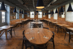 Ten si dlouhodobě pronajal kuchař Jan Punčochář a skupina přátel Jana Fidlera. (Restaurace u Matěje, navrhl Stanislav Fiala)