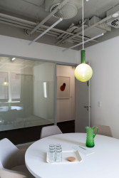 Třeba závěsy, které současně zlepšují akustiku, barevné nohy stolů anebo sklo z českých skláren. (Kanceláře právnické firmy Rowan Legal, ateliér HRA)