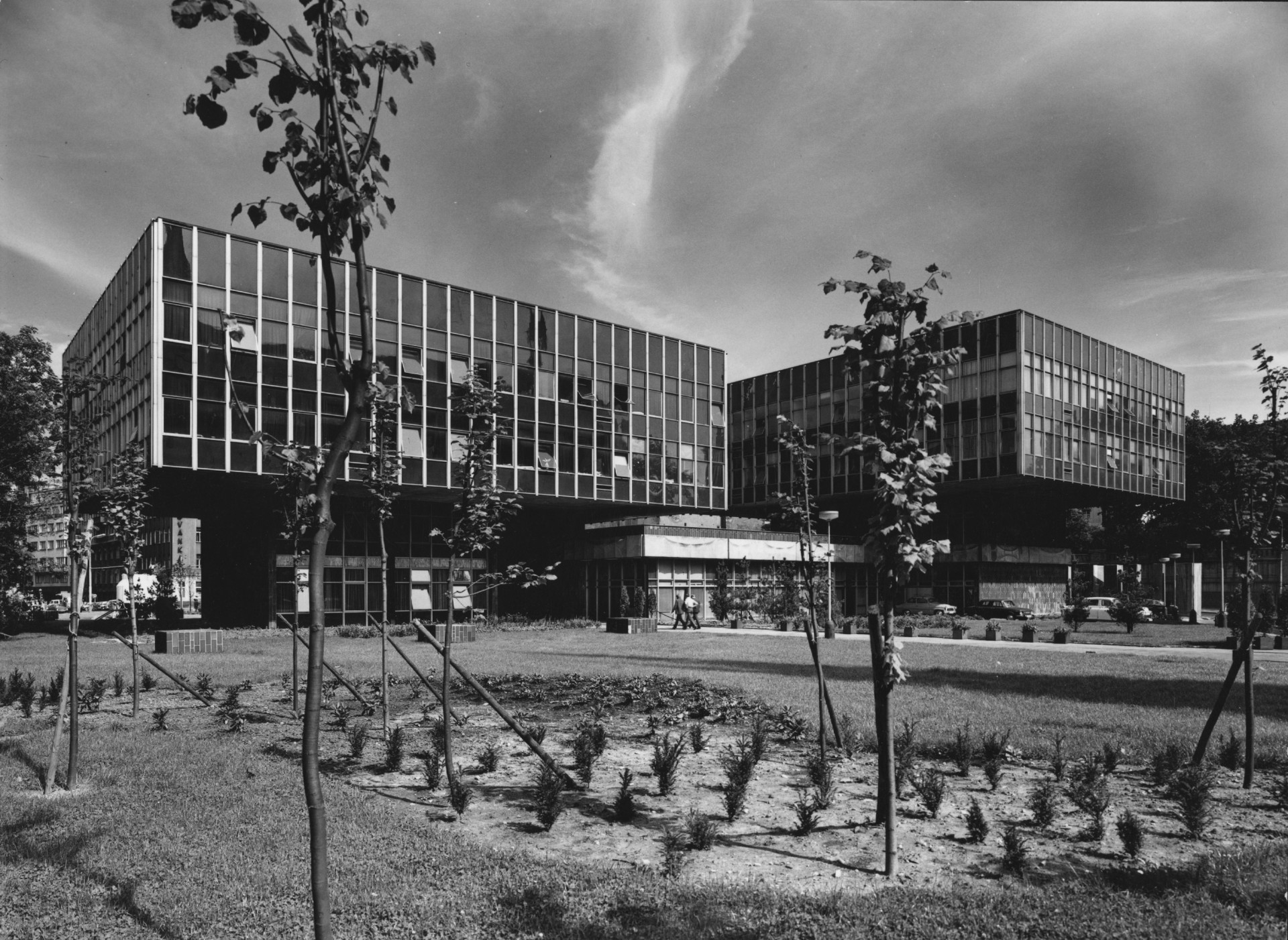 Další dvě kostky byly dokončeny až v roce 1975. Investor, tehdy hlavní město, ztratilo o výstavbu zájem.