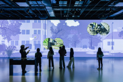 Od 21. března do 1. září bude v pražském CAMPu k vidění výstava Planeta Praha, která pozoruje město „očima“ rostlin a živočichů.