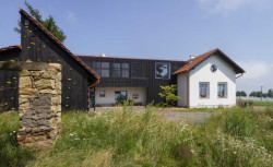 Vzhledem ke špatnému stavu některých konstrukcí byla část statku nově vyzděna