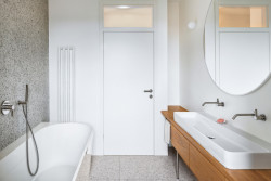 Pohled do koupelny (Rekonstrukce domu na Břevnově; Mimosa architekti)