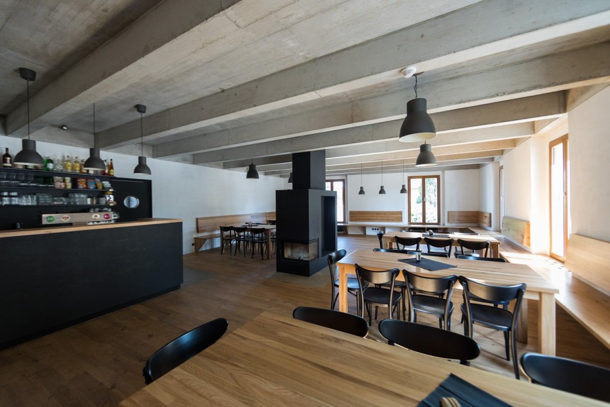 Rekonstrukce hospody se sálem v Máslovicích od bod architekti