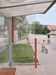 Subtilní konstrukce nabízí menší zastavěnou plochu a větší prostor pro cestující.