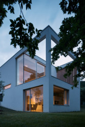 Rodinný dům ve svahu, masparti