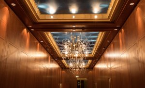 V interiéru hotelu se dochovaly křišťálové lustry od Reného Roubíčka. Foto: Národní památkový ústav