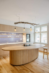 Byt v Praze-Vinohradech, Archistroj a Atelier HORIZONT: Vybavení tvoří různorodě tvarovaný nábytek v parametrickém designu