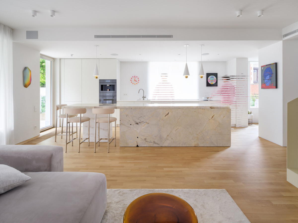 Hluboká dispozice po zásahu architektů disponuje novými světelnými kvalitami.  (Mezonet na Břevnově; esté architekti)