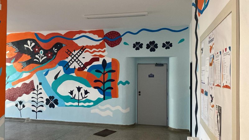 Kresby inspirované valašským kontextem mají proměnit dosud převažující bílé chodby v charakteristické a orientačně srozumitelné prostředí.