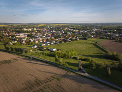 Cíle cest je projekt města Litomyšl. Jsou to drobné intervence do krajiny od architektů. (Rozhledna na Litomyšl, atelier-r)