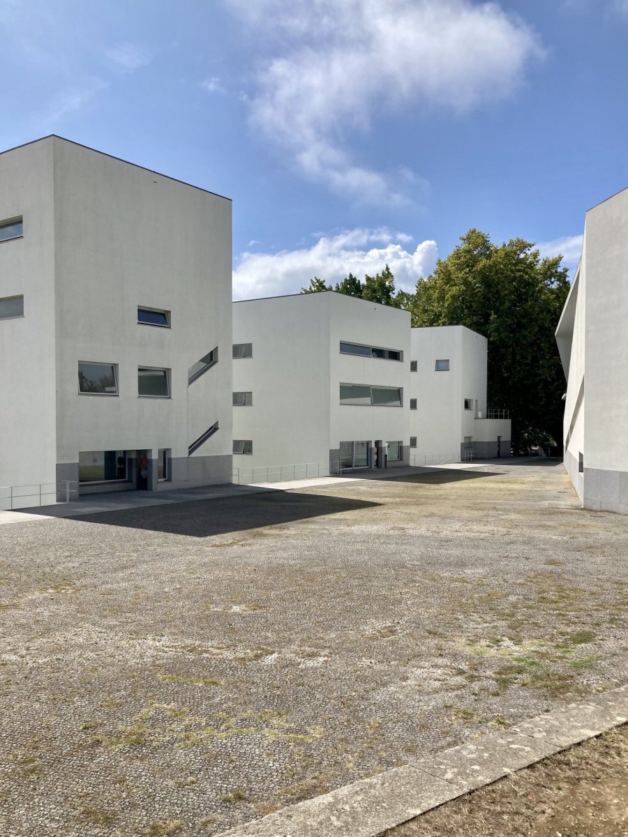 Porto School of Architecture se skládá z několika budov kolem centrálního trojúhelníkového náměstí.