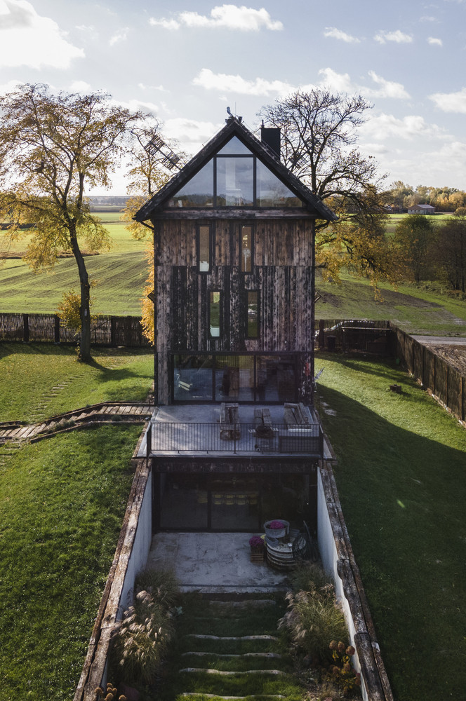 o4 architekci zrekonstruovali starý větrný mlýn v polském Lubartówě