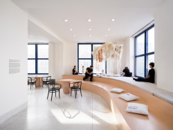 Bar obsluhuje celé patro, s kávou se totiž můžete posadit kdekoliv. (ATLAS, No Architects)