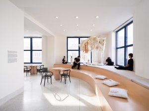 Bar obsluhuje celé patro, s kávou se totiž můžete posadit kdekoliv. (ATLAS, No Architects)