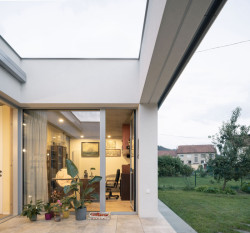 Terasa se dále propojuje se zahradou. (Dům s atrii v Nedvědicích, AOSI)