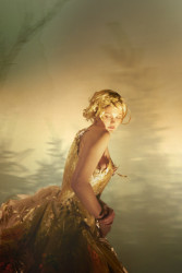 Projekt Red Carpet realizovaný studenty a studentkami Ateliéru designu oděvu a obuvi na Vysoké škole uměleckoprůmyslové v Praze (UMPRUM) - Šárka Zejdová