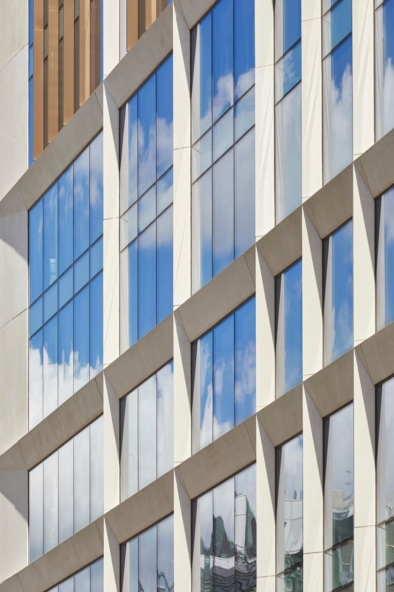 V centru Londýna přibyly dvě nové prosklené stavby, které jsou díky speciální izolační ochraně skla energeticky nenáročné.