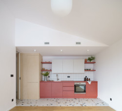 V bytech pro seniory architekti kombinovali zemité barvy. (Domov pro seniory s mateřskou školou v Horních Jirčanech, ti architekti)