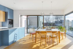 Uvnitř dominuje dřevo, doplňují ho barevné akcenty. (RD v Benešově; Ateliér VAS)