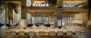 La Catedral – konferenční a výstavní sál, kde je jasně patrné měřítko a původní konstrukce cementárny