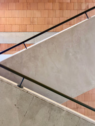 Schodišťová věž Křesťanské ZŠ a MŠ Noe v Pardubicích od ateliéru Světlík Šedý Šefl