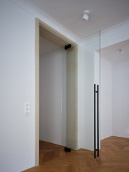 Významné vstupy zdobí masivní pískovcové portály. (Rekonstrukce měšťanský dům na Valdštejnském náměstí, Formafatal)