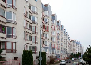 Na sídlišti, nebo v domku? Bydlení po roce 1989, Panelový dům na sídlišti Dašická v Pardubicích, 1986–1990