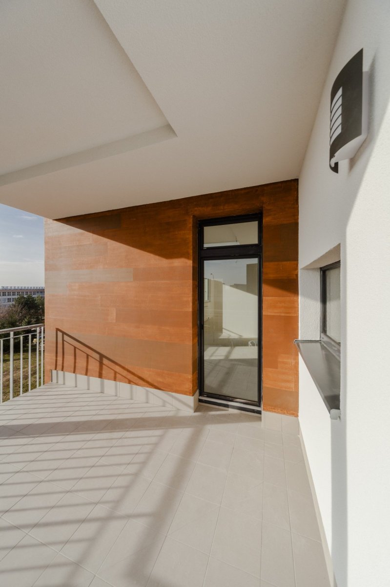 Při stavbě bytového domu Bydlení Nad Přehradou využili architekti technologii imitace dřeva StoWood Decor.
