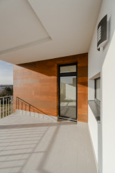 Při stavbě bytového domu Bydlení Nad Přehradou využili architekti technologii imitace dřeva StoWood Decor.