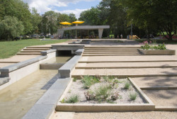 Úplně ale vodní prvky z parku nezmizely. Původní řešení ale bylo příliš monumentální, nyní je komornější. (Park Střed v Mostě, Rehwaldt Landscape Architects + Atelier Hoffman)