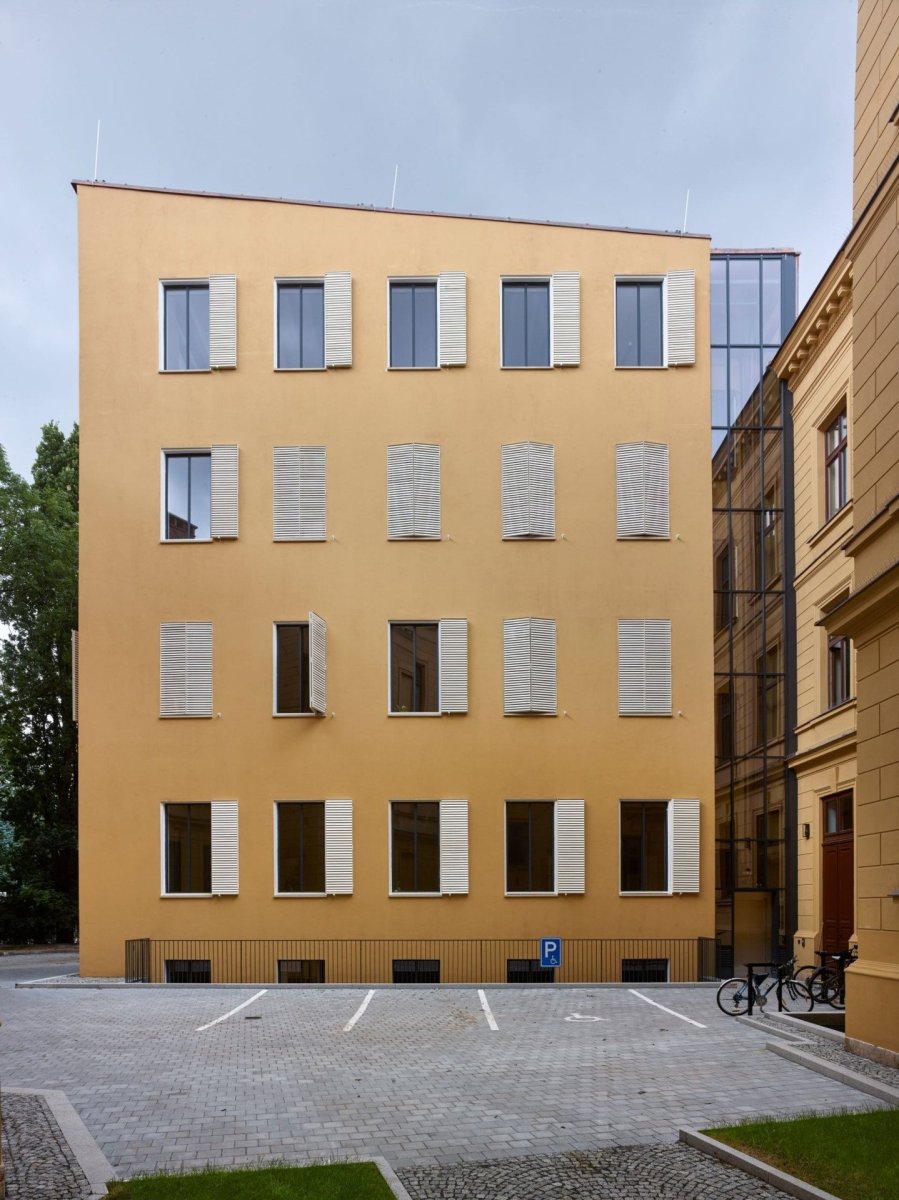 „Architektonický výraz dostavby záměrně reaguje na historizující zdobnost stávající formy střídmostí s apelem na měřítko a řemeslný detail,“ říká k tomu Petr Hrůša.