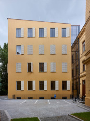 „Architektonický výraz dostavby záměrně reaguje na historizující zdobnost stávající formy střídmostí s apelem na měřítko a řemeslný detail,“ říká k tomu Petr Hrůša.