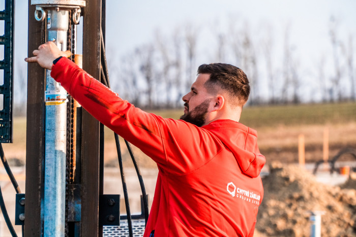 Zakládání dřevostaveb na zemních vrutech