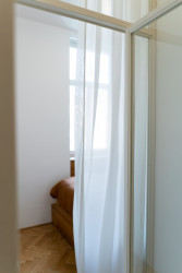 Interiér bytu A.4 od Barbory Kudelové z ateliéru HRA