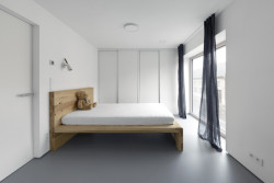 Pohled do jednoho z pokojů (Rodinný dům v Senici na Hané, TŘI.ČTRNÁCT architekti)