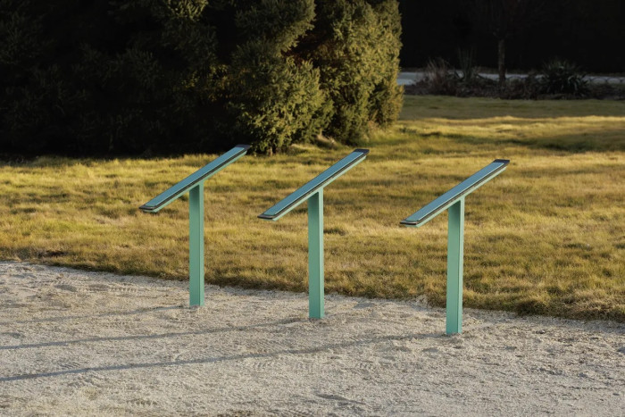 Jednoduchá, funkční konstrukce umožňuje pohodlné odložení a bezpečné uzamčení kola. Měkká pryž pokrývá dostatečně dlouhou opěrnou plochu a chrání rám ze všech stran. K dispozici jsou dvě varianty nosné části.(Model E33 Kolekce E od Egoé)