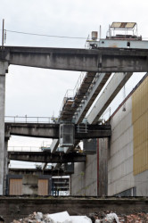 Detail mostového jeřábu u výrobní haly.