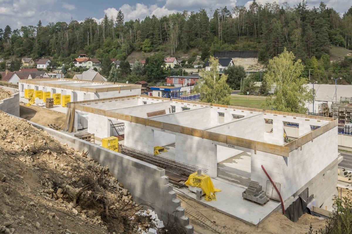 Bytový dům Terasy v Bělé pod Bezdězem, foto z výstavby, Archa.