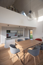 Skvadra architekti - Přestavba stavení v severních Čechách: Nová část nabízí vzdušný otevřený interiér