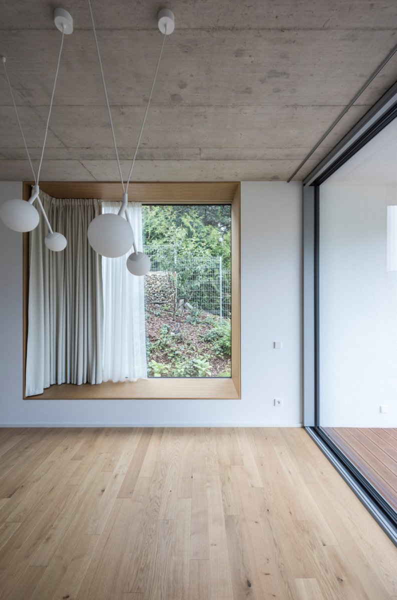 Uvnitř bytu, interiér kombinuje světlé barvy a dřevo. (Terasový dvojdům v Krči, martin cenek architecture)
